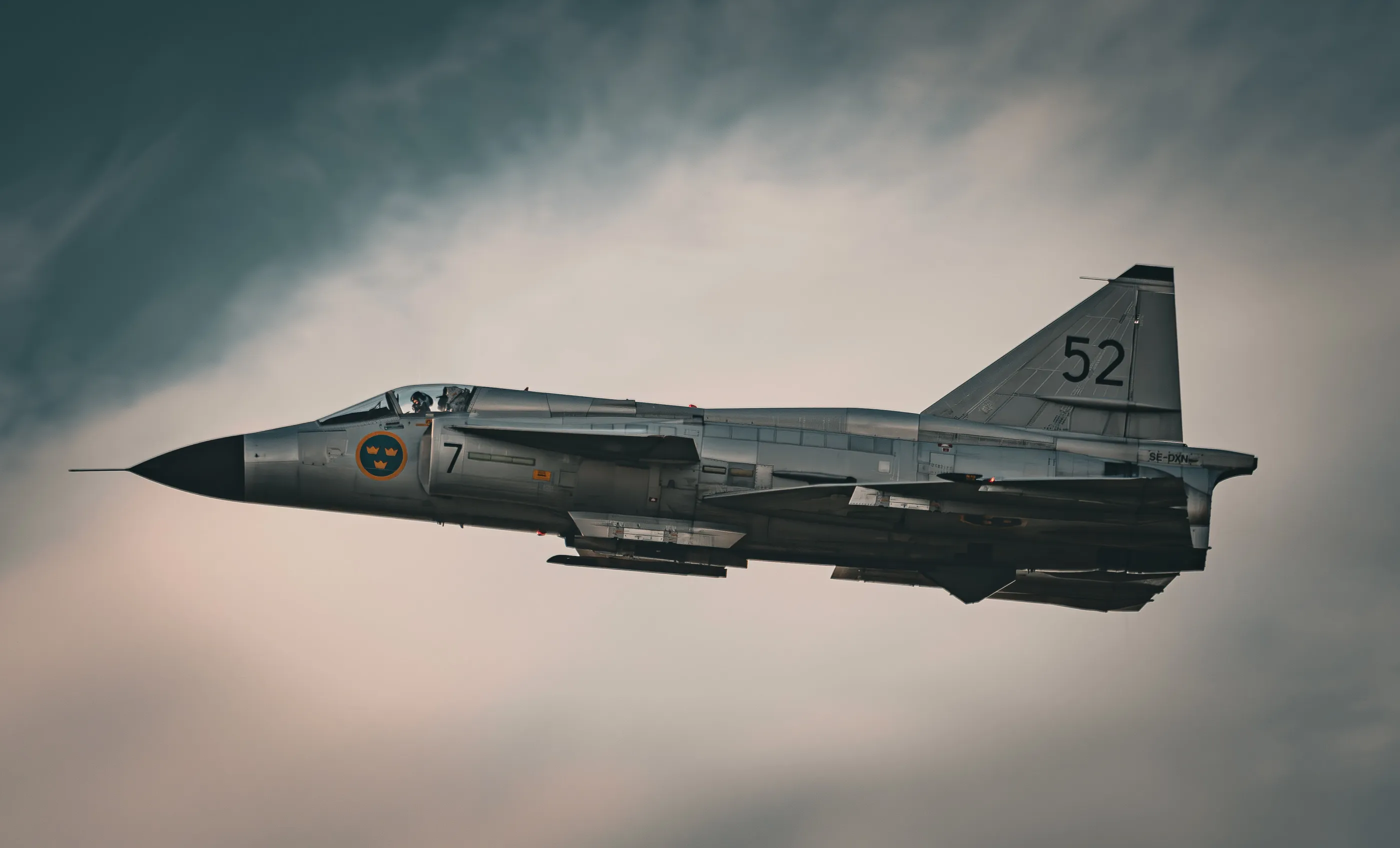 Myśliwiec Saab 37 Viggen w locie na tle chmur